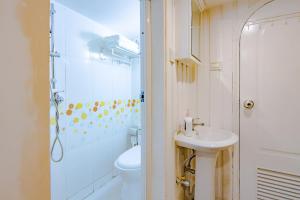 uma casa de banho com um lavatório, um WC e um chuveiro em Chengdu Jinjiang·Taikoo Li· Locals Apartment 00177440 em Chengdu