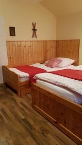 2 aparte bedden in een kamer met houten vloeren bij Haus Gabriele in Bad Mitterndorf