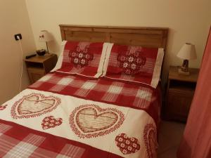 a bedroom with a bed with hearts on it at Il Nido in Sestriere