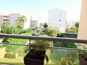 uma varanda com vista para um jardim em F2 contemporain refait à neuf avec terrasse à 5 minutes de la plage em La Seyne-sur-Mer