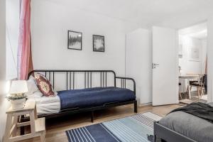 En eller flere senge i et værelse på LS Apartments