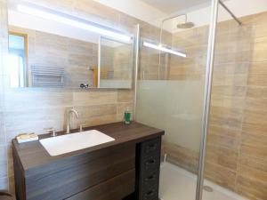 uma casa de banho com um lavatório e um chuveiro em F2 contemporain refait à neuf avec terrasse à 5 minutes de la plage em La Seyne-sur-Mer