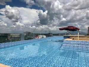 Piscina de la sau aproape de Beautiful condo in the new La Grande resort