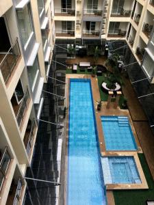 Piscina de la sau aproape de Beautiful condo in the new La Grande resort