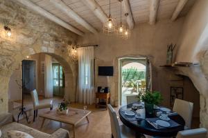 sala de estar con mesa y comedor en Traditional Stonebuilt Villa Leonanto, only 5 Km from a Sandy Beach, en Kástellos