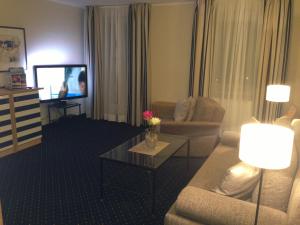 sala de estar con sofá y TV en Komfortapartment Zingster-Meerblick en Zingst