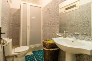 La salle de bains est pourvue de toilettes et d'un lavabo. dans l'établissement Résidence Bab El Janoub, à Ouarzazate