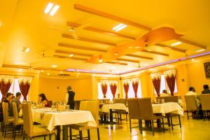 Ресторант или друго място за хранене в KSTDC Hotel Mayura Chalukya, Badami