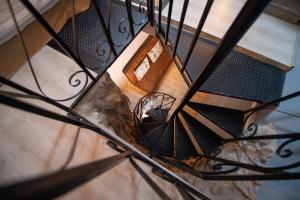 an overhead view of a spiral staircase with chairs at Hotel Borgo Vistalago in Trevignano Romano