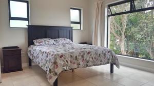 Postel nebo postele na pokoji v ubytování Knysna Paradise Guesthouse