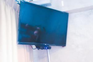 TV a/nebo společenská místnost v ubytování Baan Tubkaek Hotel