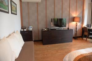 a living room with a couch and a television at Tukonnee Villas Koh Yao Noi in Ko Yao Noi