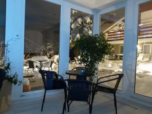 eine Terrasse mit 2 Stühlen und einem Tisch auf der Veranda in der Unterkunft Apartamenty Skalite Szczyrk Wellness in Szczyrk