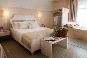 A bed or beds in a room at Dimora Sighé, esclusiva villa di design con piscina privata idromassaggio in Puglia