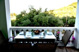einen Tisch mit einer Schüssel Essen auf dem Balkon in der Unterkunft Mersina Apartments in Kerion