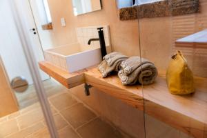 A bathroom at Dimora Sighé, exclusive rural villa with hydromassage pool