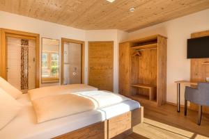 Łóżko lub łóżka w pokoju w obiekcie Landhotel Kirchenwirt