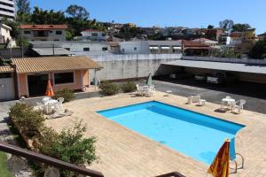 a swimming pool on top of a building at Pousada da Fonte in Serra Negra