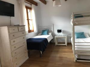 1 Schlafzimmer mit 2 Etagenbetten und einer Kommode in der Unterkunft Chalet Los Ibones - Lodge Escarrilla in Escarrilla