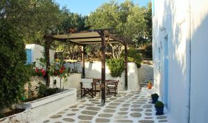 Φωτογραφία από το άλμπουμ του Meltemi Studios and Apartments στον Λογαρά +31 φωτογραφίες