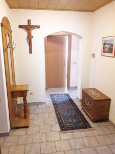 ein Zimmer mit einem Kreuz an der Wand und einem Kreuz an der Wand in der Unterkunft Ferienwohnung Kupfer in Göstling an der Ybbs