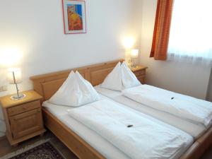 2 camas individuales en una habitación con 2 lámparas en Ferienwohnung Kupfer, en Göstling an der Ybbs