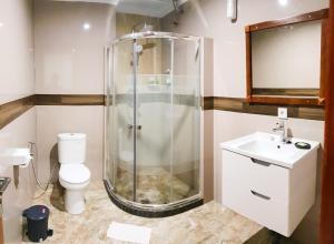 ein Badezimmer mit Dusche, Toilette und Waschbecken in der Unterkunft Ogix Cliff Paradise in Nusa Penida