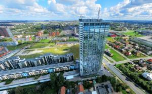einen Blick über eine Stadt mit einem hohen Gebäude in der Unterkunft UP 34 FLOOR APARTMENTS in Klaipėda