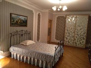 una camera con un letto di Apartment On Pavshinkiy Bulvar a Krasnogorsk