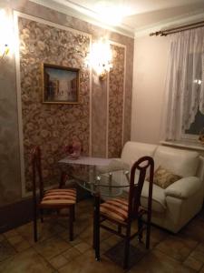 un soggiorno con tavolo in vetro e divano di Apartment On Pavshinkiy Bulvar a Krasnogorsk