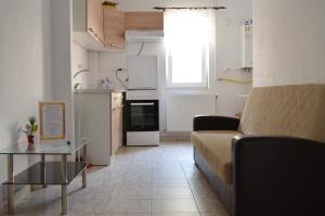 ein Wohnzimmer mit Sofa und Tisch in der Unterkunft Alexys Residence 5 in Iaşi