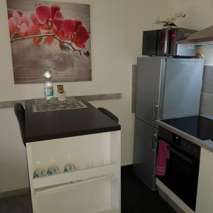 małą kuchnię z lodówką i blatem w obiekcie Apartment Kornwestheim w mieście Kornwestheim