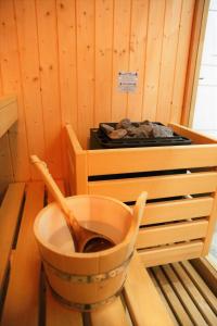 un bol de madera sentado en una mesa junto a una estufa en Hermes rooms for tourists, en Nápoles