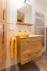 een badkamer met een wastafel en een spiegel bij Ferienwohnung Aichner in Mittersill