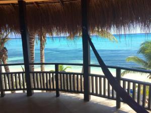 uma vista para a praia a partir de uma varanda do resort em Nah Uxibal Villa and Casitas em Tulum