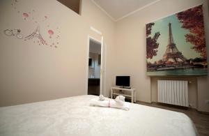 um quarto com uma cama e uma fotografia da Torre Eiffel em Casa Vacanza Civico 3.5 em Matera