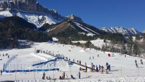 a group of people on a snow covered ski slope at Studio 4 personnes Résidence les Centaurées in Gresse-en-Vercors