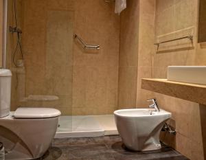 La salle de bains est pourvue de toilettes, d'un lavabo et d'une douche. dans l'établissement Hotel Can Batiste, à Sant Carles de la Ràpita