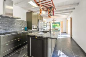 A kitchen or kitchenette at Piao Villa Sleeps 12 Air Con WiFi