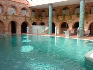 Bazén v ubytování Hotel Termal Abadia de Los Templarios nebo v jeho okolí