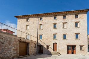 een groot bakstenen gebouw met een garage en een trap bij Villa Costanzi: Beautiful Rural Apartment! in Sigillo