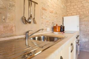 una cocina con fregadero de acero inoxidable y encimera en Villa Costanzi: Beautiful Rural Apartment!, en Sigillo