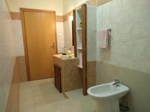 ein Badezimmer mit einem weißen WC und einem Waschbecken in der Unterkunft Appartamento Via Vulcano in Trapani