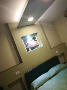 - une chambre avec un lit et une photo sur le mur dans l'établissement Hotel Lento, à Melito di Napoli