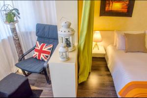 una camera con letto, sedia e scrivania di Zuzu’s home a Rîşnov