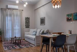 een woonkamer met een bank en een tafel bij Absolute Athens VI in Athene