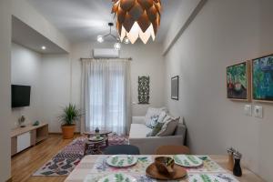 een woonkamer met een bank en een tafel bij Absolute Athens VI in Athene
