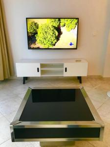 TV a/nebo společenská místnost v ubytování Virginia of the sea