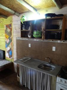 cocina con fregadero y encimera en AMBRA, en Punta del Diablo