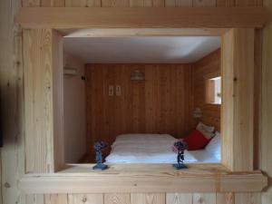 Postel nebo postele na pokoji v ubytování Albergo Alpenrose Ski&Bike Mountain Hotel